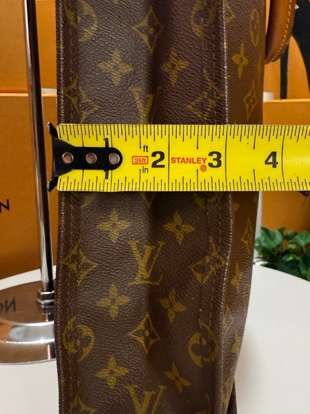 CHIC LOUIS VUITTON MONOGRAM GM TOTE! - Picture 16 of 17